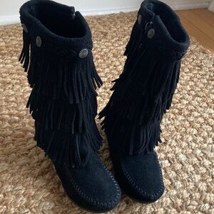 New: Minnetonka 3 Layer Fringe Boot. Black Suede. Size 1